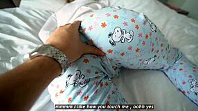 Hermanastra sueña con la polla de su hermanastro machacando su coño apretado misionero hasta creampie orgasmo