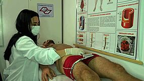 Σκατά, αυτή η νοσοκόμα ερεθίστηκε τόσο από την στύση του ασθενή κατά την εξέταση στο νοσοκομείο.