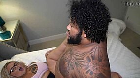 Blond dziwki biorą na warsztat grubego BBC w międzyrasowym trójkącie z deepthroatem i brudnymi gadkami. Liżą jaja i jeżdżą na oklep jako grube gospodynie domowe.