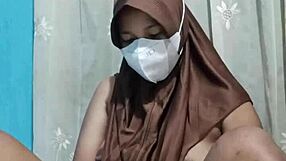 Красивая студентка в хиджабе мастурбирует дилдо