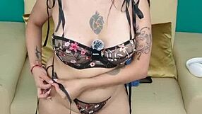 Mostrando Lencería Con Las Tetas De Fuera Calia Qadehs