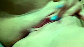 Büyük kıç ve memeli esmer Latina, hayran için kamerada oyuncaklarla solo mastürbasyon yapıyor.