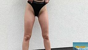 Tallenna tämä alaston eurooppalainen milf ratsastaa ulkona, jotta voit katsoa hänen ajeltua pilluaan!