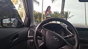 ใครจะรู้ชักว่าวกลางถนนเสี่ยงๆ ดึงสาวร้อนเดินผ่านมาได้