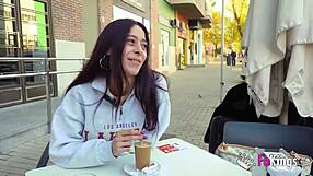 Liten spansk nymfo Sofia Sweet Secrett klemmer en massiv 10-tommers kuk i dusjen og kjører hardt