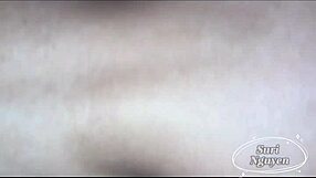 Prietenă tânără asiatică primește creampie de la pula masivă în pizda umedă în sesiune intensă