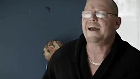 Vruća Latina mlada 18+ se upušta sa strancem u grubi seks i dopušta mu da svrši unutra