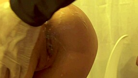 Podvádzajúca japonská žena naznačuje tajné orgazmy so svojím dominantným šéfom