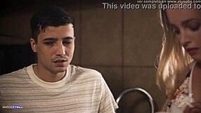 I denne dampende scenen ber milfen Ella om en creampie blowjob-avslutning, hennes naturlige pupper hopper mens hun tar det dypt inni