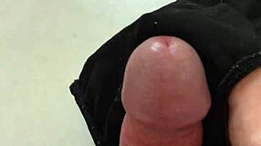 Vtaknil sem kurca naravnost na umazane hlačke svoje punce, ko je bila zunaj s prijatelji