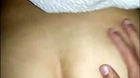 놀라운 반전으로 친구 여동생을 격렬한 액션으로 깨우며 침대를 흔들어