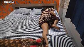 แม่เลี้ยงอยู่บ้านคนเดียวเลยได้โอกาสเย็ดหีแน่นเปียกของเธอแบบครีมพายในมุมมองส่วนตัว มุมใกล้แสดงหน้าอกใหญ่ธรรมชาติและหีขนขณะเย็ดบ้านแรงๆ