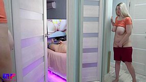 Hej pastorka z velikimi naravnimi joški spet vohuni za svojim posvojеним očetom v delu 6 te domače solo seje