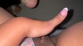 Kolumbijská studentka prstí své velké šťavnaté pičové pysky v těsných šortkách pro mokrý orgasmus