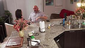 Sexuální šílenec Freya Von Doom navštíví nevlastního táty a novou ženu pro intenzivní tabu setkání ve full 4K