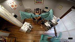 신인 엘리자 실즈가 장난감으로 간지럼을 탐험하며 기니피그