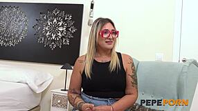 Gola udeleženka Naked Attractions Tania snema divji porn z globokim grlom, pihanjem in zehajočim analnim jebanjem v španski hitrici