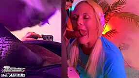 Camilla laat casual haar zusje zien hoe je een lul goed deepthroatet.