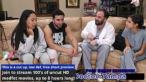 Mă simt atât de expusă la primul examen ginecologic al Miei cu doctorul Tampa folosind mănuși pentru degetat anal