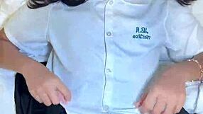 Estudante tailandesa de 18 anos geme alto levando gozada interna do pau grande de estrangeiro depois da escola no uniforme