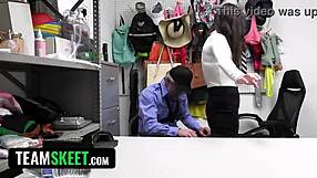 Söt mormonflicka med glasögon och små tuttar betalar priset för snatteri med rå doggystyle ansiktskräm från polisens stora kuk i tight fitta