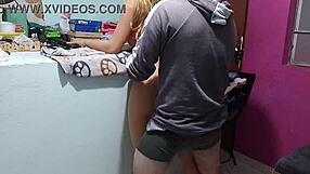 Duża dupa latynoska macocha zostaje mocno wyruchana w świątecznym domowym fetyszu