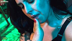 Brunette Latina goddesses in bisexual threesome lick and kiss honey-covered feet