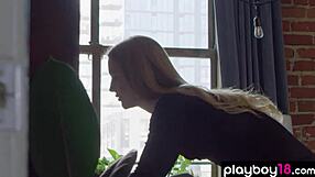 Vruća plavuša 18+ Emma Starletto skida rublje drka sočnu pičku do orgazma!