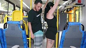 Старый парень трется о брюнетку в автобусе и мастурбирует, пока не кончает на нее