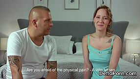 Oh, tämä erotiikka-tyttö levittää märän pillunsa ja menettää lopulta neitsyytensä...