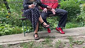 Horká milf masturbuje velký kouř do sklenice v parku na lavičce