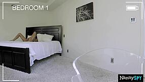 ¿Tragará Amia Miley la Polla Grande del Jefe para Mantener su Trabajo Seguro?