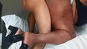 Χοντρή γκόμενα προκαλεί με το σεξι μεγάλο κώλο και το όμορφο κοιλί