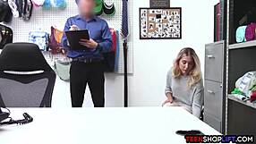 Blond nastolatka złapana przez policjanta zostaje wykorzystana z wielkim kutasem lodzikiem i jazdą kowbojką w biurze