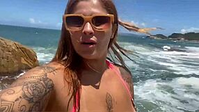 Chupei o roludo na praia com todo mundo olhando o big cock blowjob