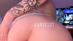 我看這個辣妹拉丁美女感性地撫摸她剃光的逼並將假陽具深深滑進她濕潤的陰道裡，獨自一人。