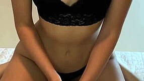 Kurvig tonårstjej ritar hårt i sovsal. Passionerad session med böjd över doggystyle och sprider stor arslek.