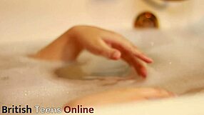 Dildo i skogen antyder at en kurvet britisk collegedame neste dør utforsker solo onani med leker i naturen