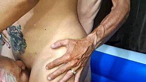 Большесисая мачеха занимается двойным проникновением с двумя извращенными соседями в домашнем MMF трисоме