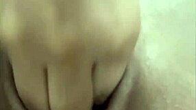 Isteri tengok babysitter perah kote dalam 3some dengan milf rambut merah duduk muka dan kongkek kasar