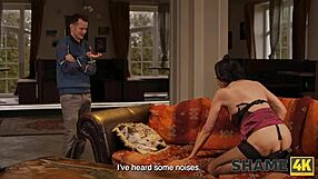 Толкова ми е срам докато брюнетка милф Ксения Найс се чука от големия млад 18+ британски хуй