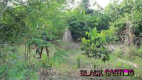 Kurvige Desi-Teen 18+ Melanie gebeugt für verrückten Doggy-Sex mit Monster-Schwanz auf afrikanischer Palmfrucht-Farm