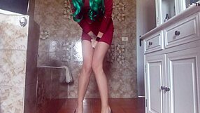 Hvorfor tisser denne hete bleiejenta i stram kjole og fyller bleien tett på?