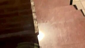 Argentijnse 18+ Meid Neemt Melk Op Openbare Straten Van Buenos Aires Tijdens Buiten Voyeur Scène