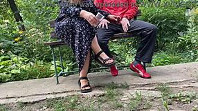 Het MILF onanerer stor kuk inn i glass i parken på benken