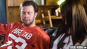 Η ομάδα του θετού μπαμπά έχασε αλλά η Charly Summer τον παρηγορεί με πίπα και γαμήσι