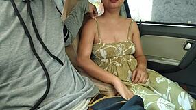 Hey, aku blackmail dan kongkek gf aku dalam seks awam berisiko luar dengan ex bf dalam kereta, dia ketat dan cantik