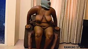 Monstro BBW Africana Leva Garganta Profunda e Foda de Quatro no Espelho com Lambida de Buceta Molhada na Loira Curvilínea