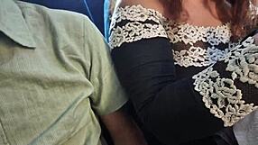 אקסהיביציוניסט מפתה מילף עגלגלה למציצה ויד ברכב ציבורי עד שהוא מתפוצץ זרע בפה שלה