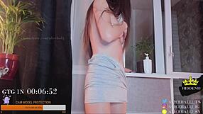 Nézd barátnőm fantasztikus barna testét olajozott szóló maszturbációban